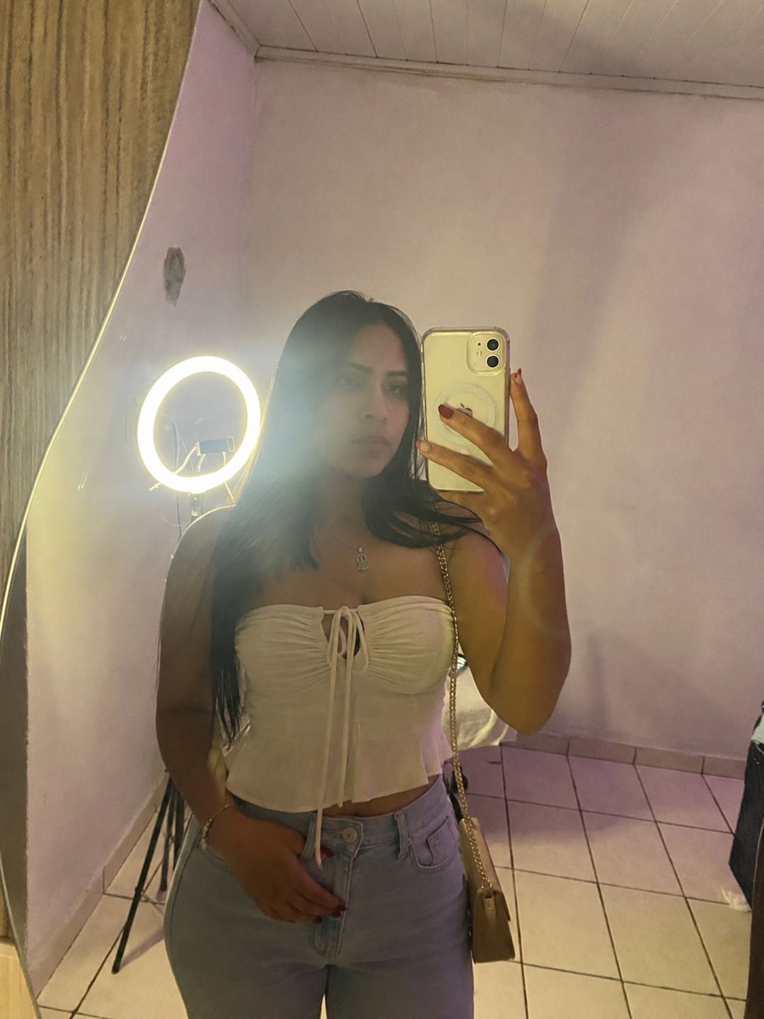 Mulher real atendendo uma chamada ao vivo no MulherChat