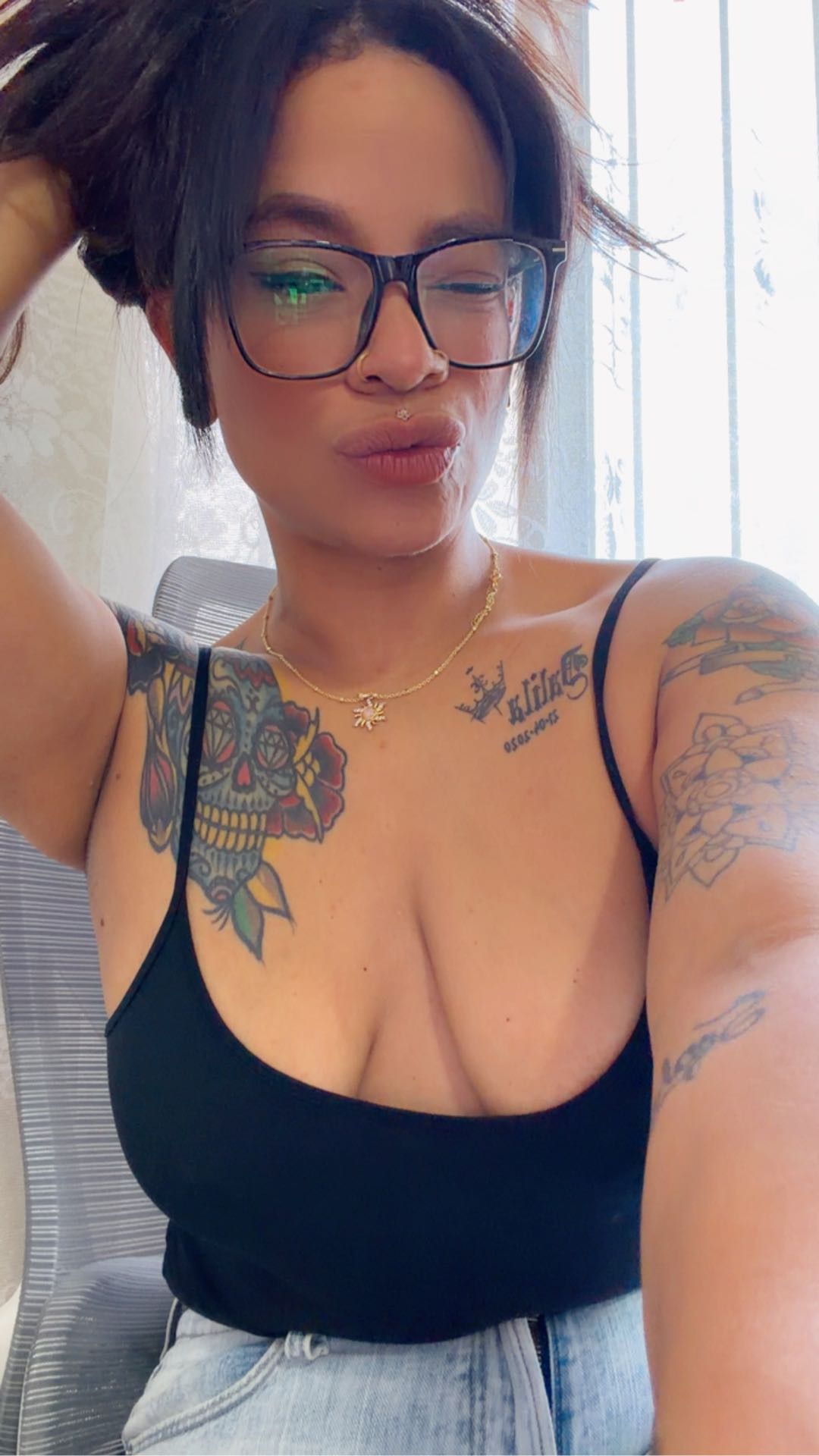 Ali — mulher real no chat de vídeo 1 a 1